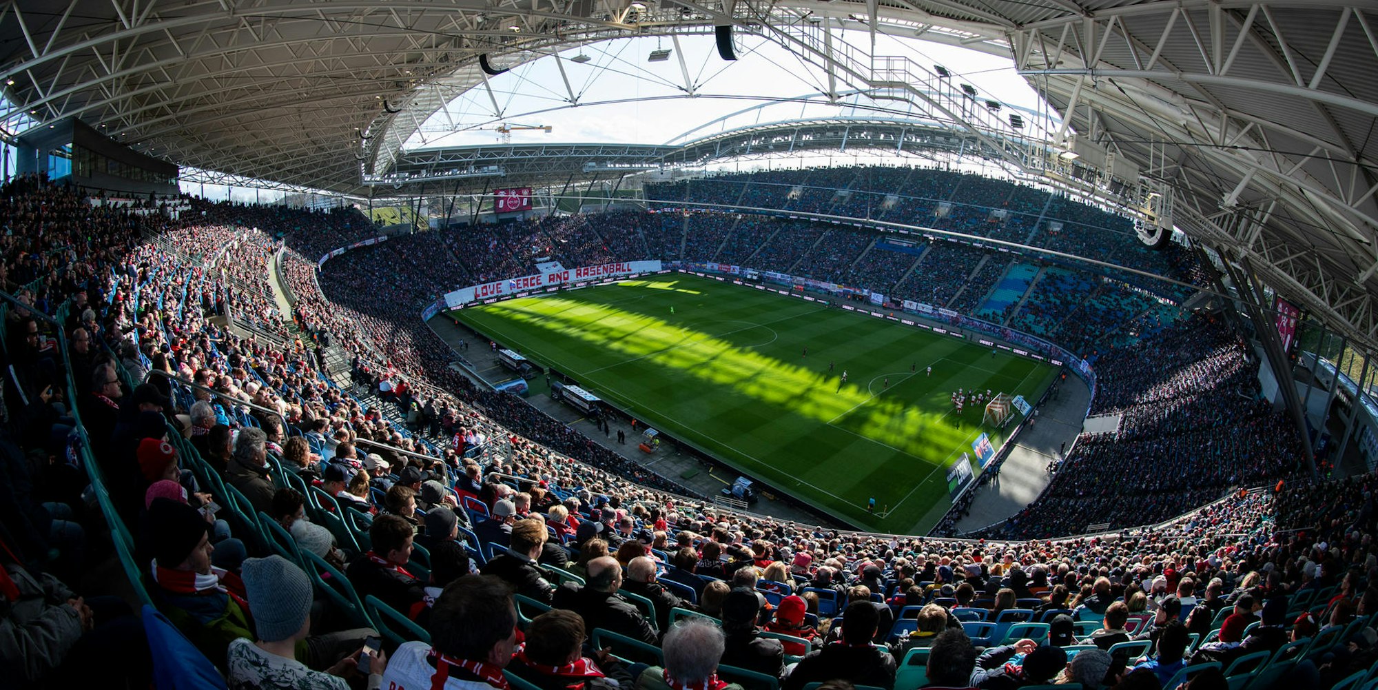 Leipzig_Stadion_Fans
