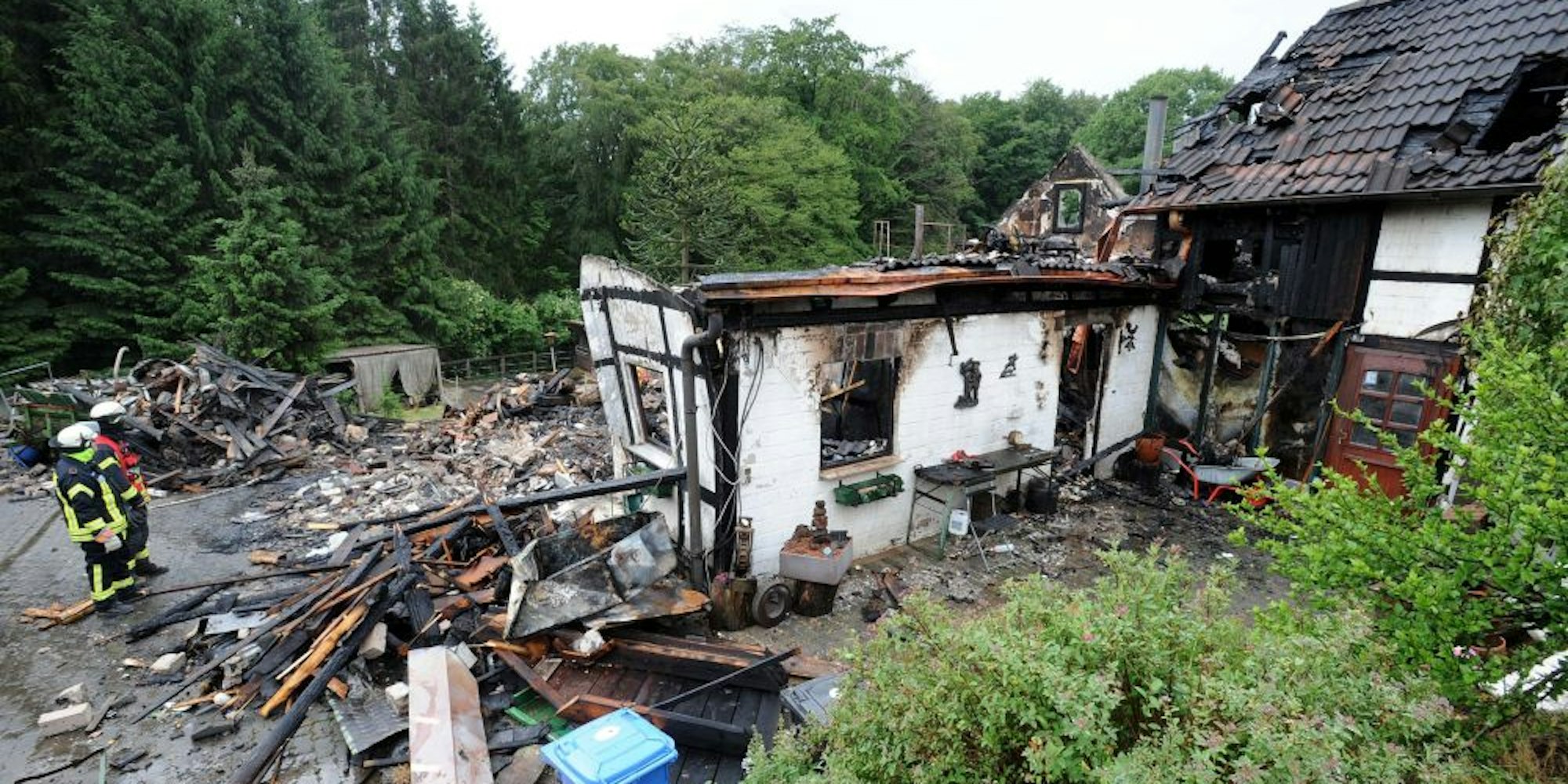 Komplett niedergebrannt und eingestürzt ist in der Nacht das Wohnhaus aus Fachwerk des Gehöfts in Krähwinkel.