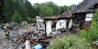 Komplett niedergebrannt und eingestürzt ist in der Nacht das Wohnhaus aus Fachwerk des Gehöfts in Krähwinkel.