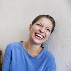 Frau lacht Hormone dpa