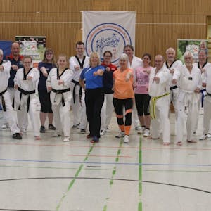 Dass Taekwondo-Training in jedem Alter viel Spaß machen kann, zeigten Trainer und Schüler in Berghausen.