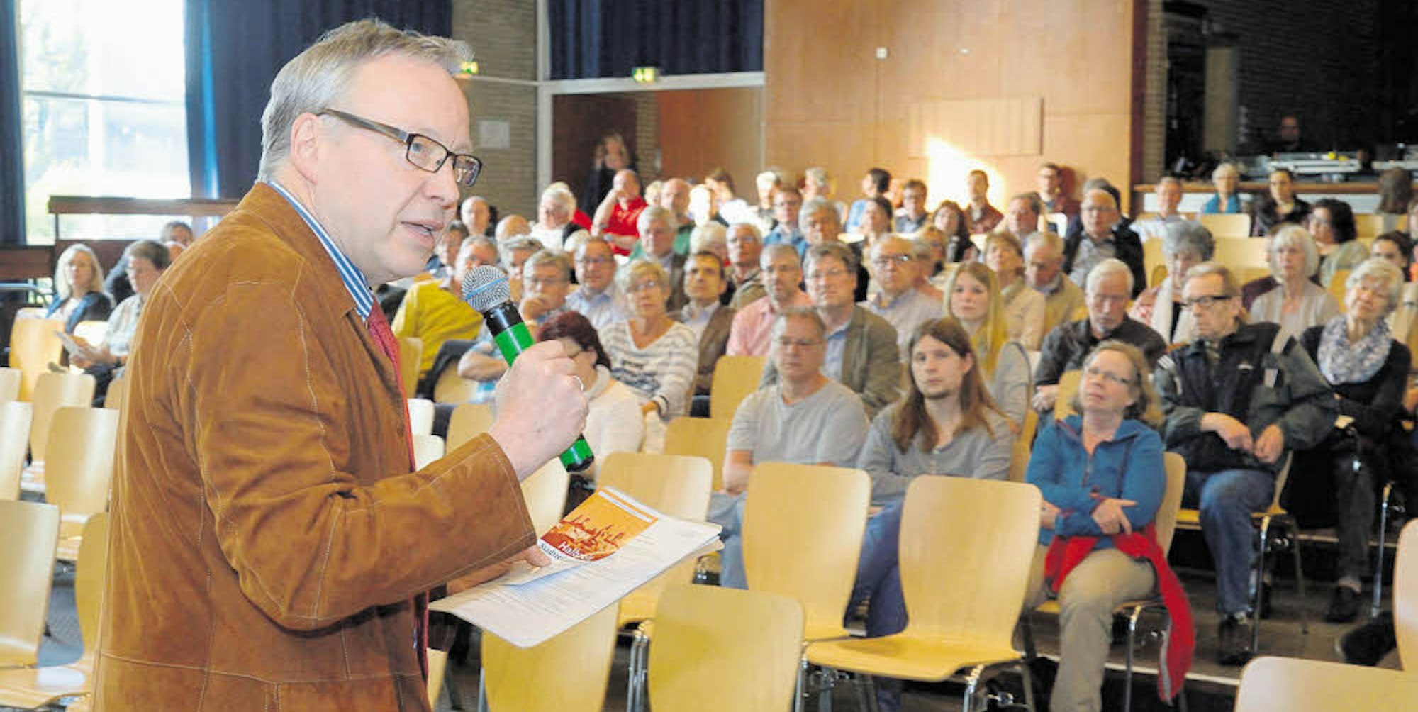 Mit mehr als 100 Bürgern startete Stadtbaurat Stephan Schmickler in die Halbzeit-Runde zur Bensberger Stadtteilplanung.
