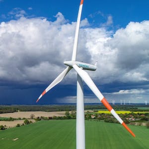 Windkraftanlagen beeinflussen Naturräume und Anwohner.