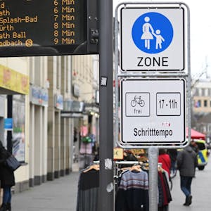 13.30 Uhr in der Gladbacher Fußgängerzone: Radfahrer sind in dieser Zeit dort nicht erlaubt. Der Seniorenbeirat spricht davon, dass sich ältere Menschen verunsichert fühlen.