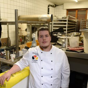 Bäckermeister Christian Schirmer mit Säcken voller Fliesenkleber statt Mehl auf der Baustelle seiner Backstube.