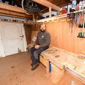 Carlos Arrufat Grümer in seiner Werkstatt. Er ist Baumhausbauer.