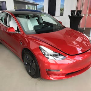 Tesla rot 270421