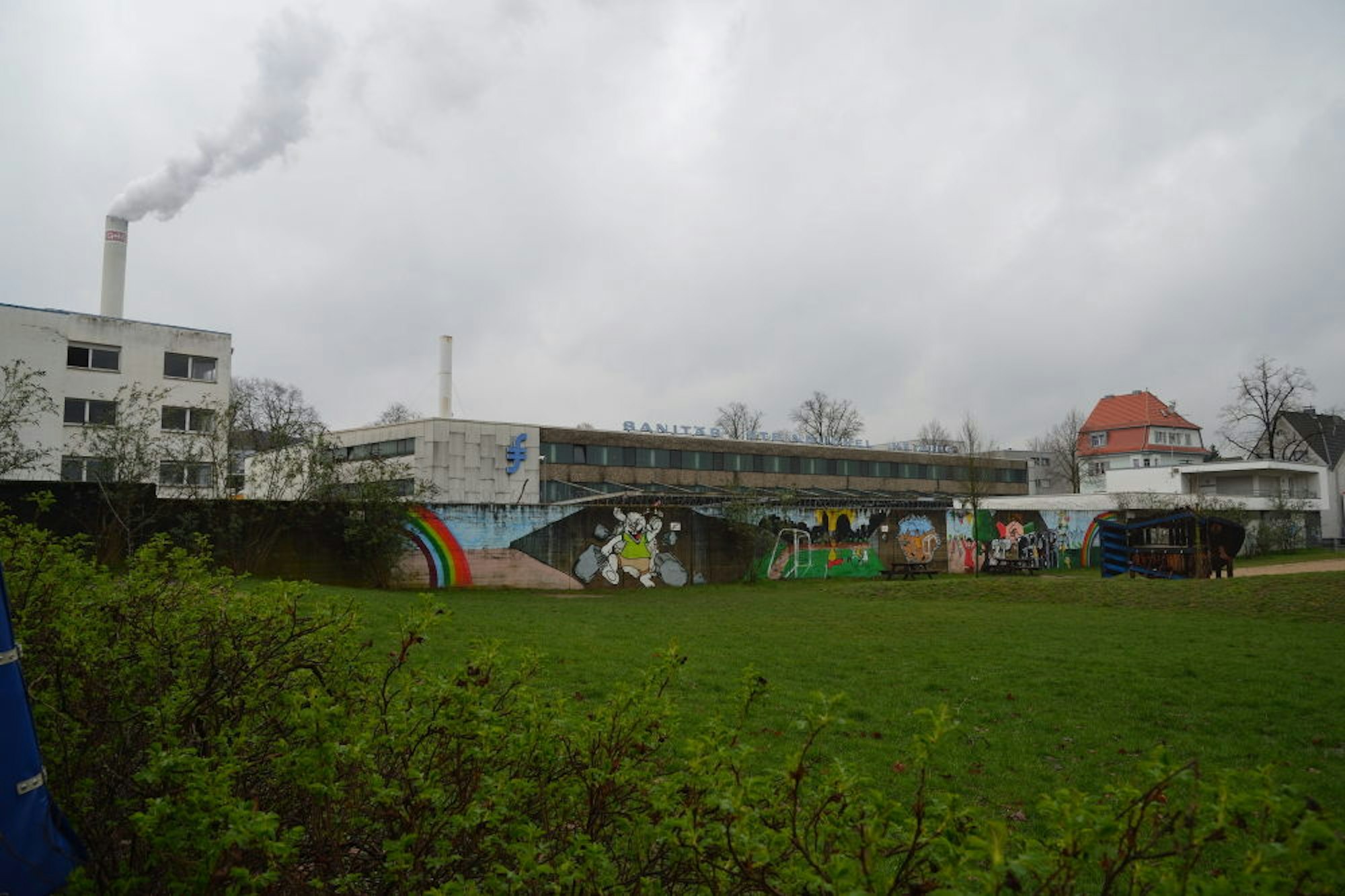 Kein schöner Anblick: Die leerstehenden Betriebsgebäude der früheren Sanitärfirma Steinbüchel werden in Kürze abgebrochen.