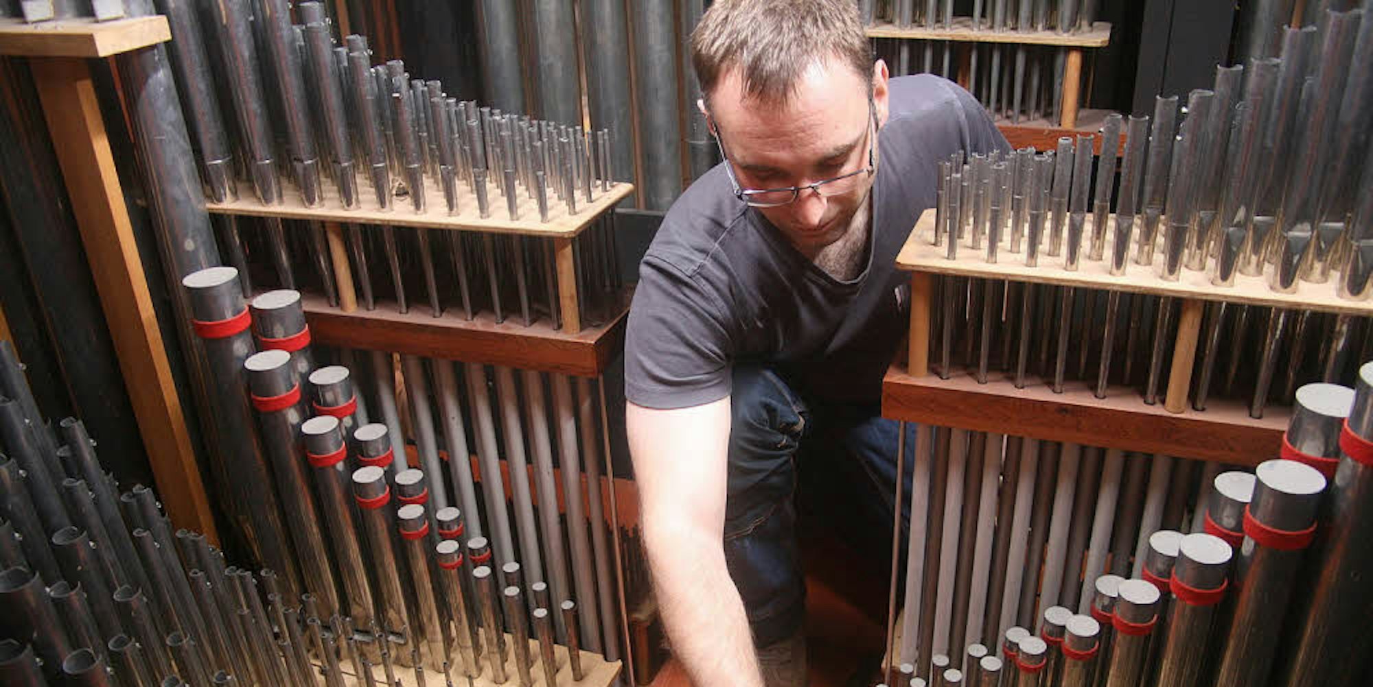 Feinarbeit: Markus Moutschen überprüft im Hauptwerk der Gemünder Orgel mit dem Stimmeisen jede Pfeife.