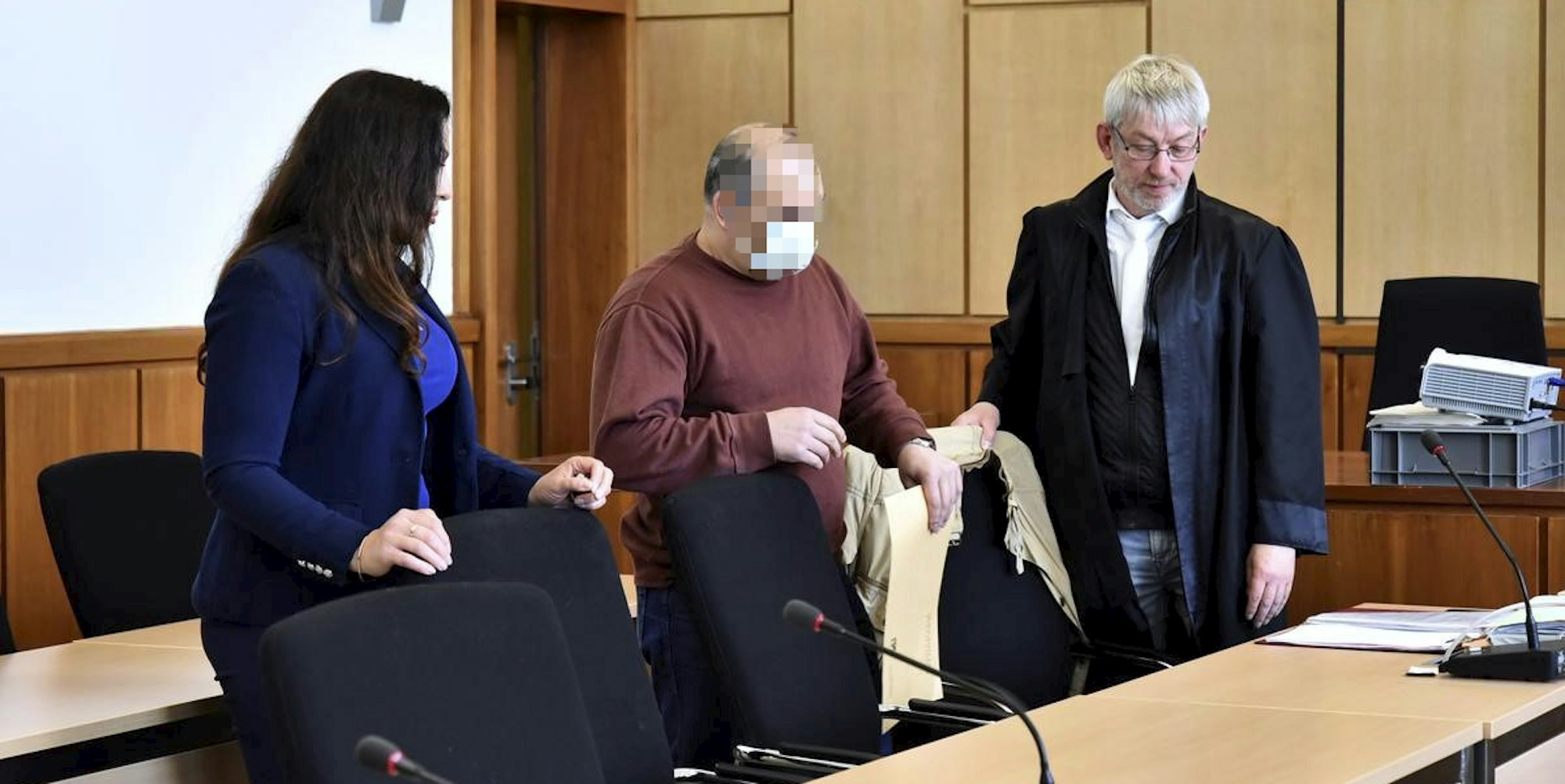 Der Angeklagte (m.) im Gerichtssaal von Hagen: Das Gericht verurteilte den Gladbacher zu lebenslanger Haft.