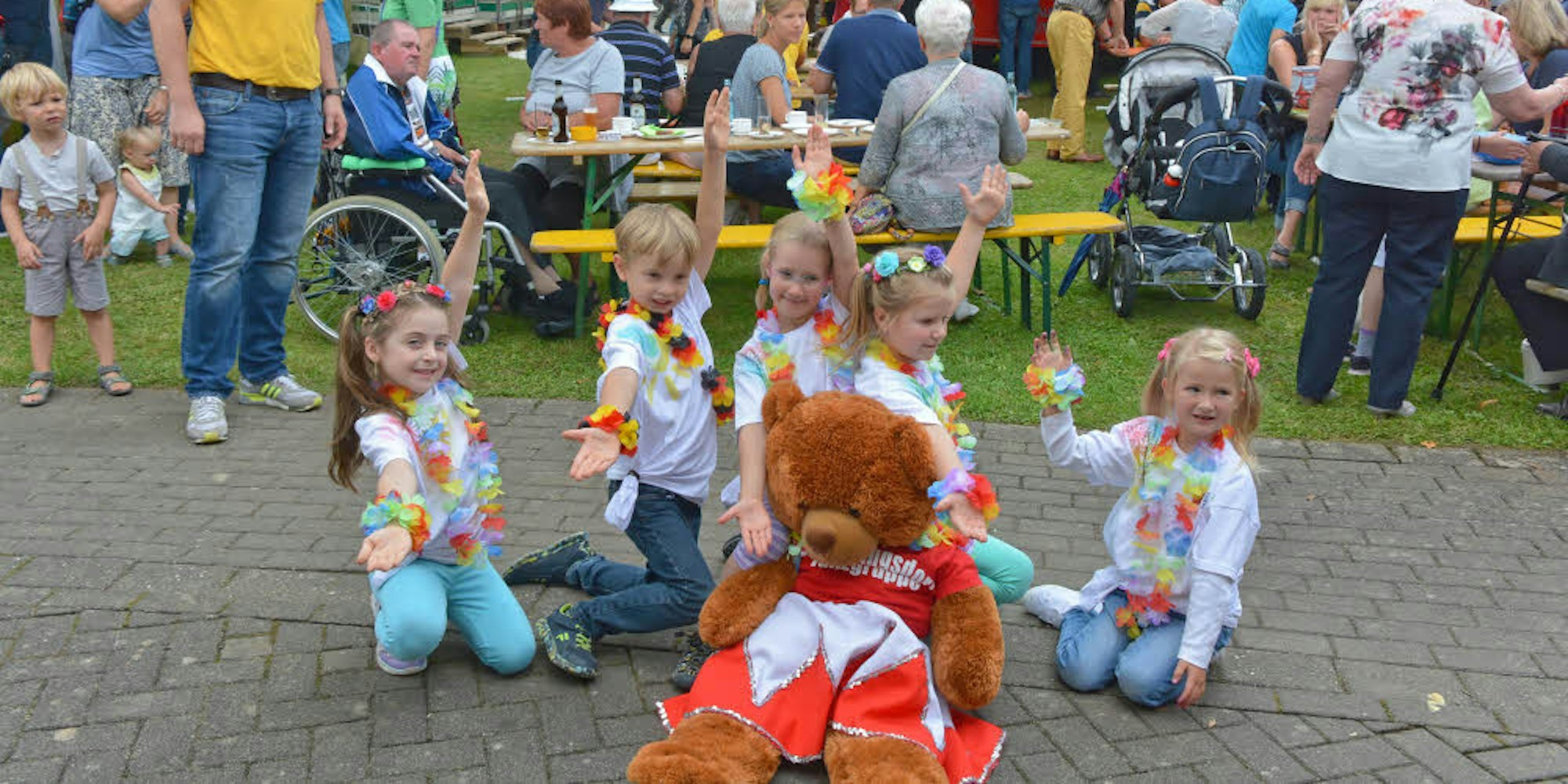 Auch die Minis aus der Tanzgruppe des Sportvereins Frielingsdorf zeigten ihr Können. Beobachter im gelben T-Shirt ist Marcel Fischer vom Bürgerverein. Das Fest am Wochenende war gut besucht, freuen sich die Veranstalter.