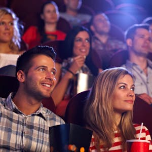 Snacks und Getränke sind im Kino meistens nicht billig – allerdings darf ein Kino selbst mitgebrachte Speisen und Drinks verbieten.