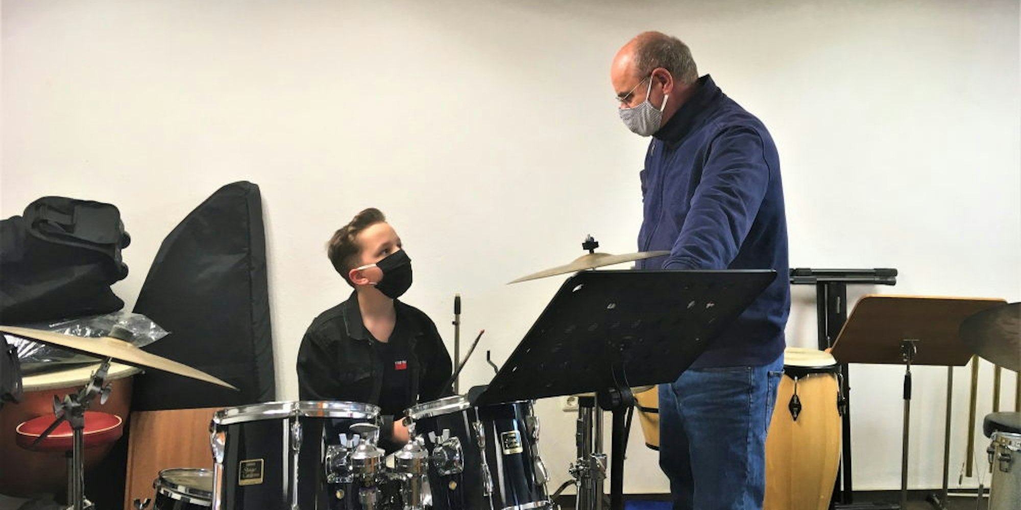 Die  Mund- und Nasenschutz-Pflicht gilt  auch beim Schlagzeug-Unterricht der Musikschule Erft-Swist mit Leiter Thomas Väth.