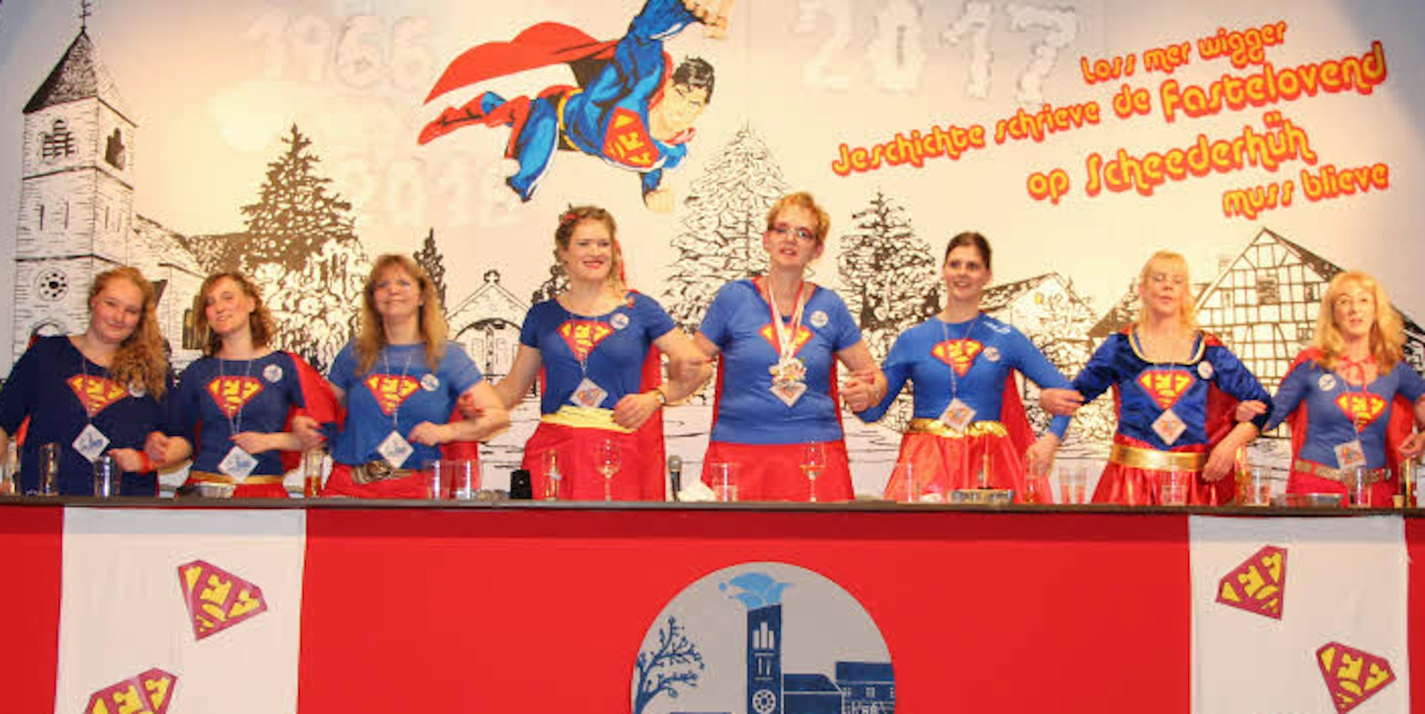 Als Superwomen hatten sich die gut gelaunten Damen der Fastelovendsfründe Scheederhüh bei ihrer ersten Sitzung verkleidet.