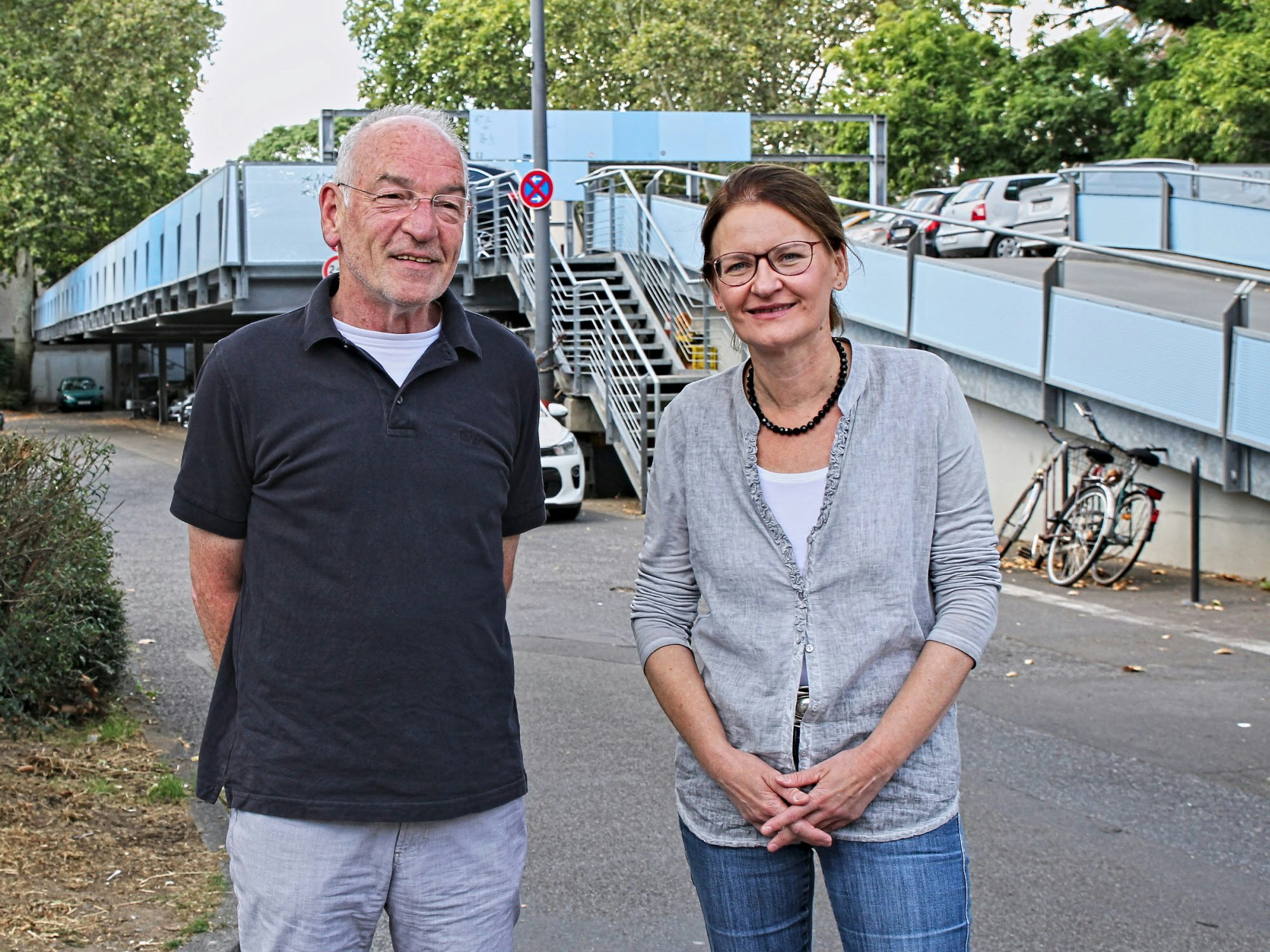 Hans Binder und Anja Edom vor der Parkpalette, die Platz für das Stelzenhaus bieten würde (siehe Bild oben).