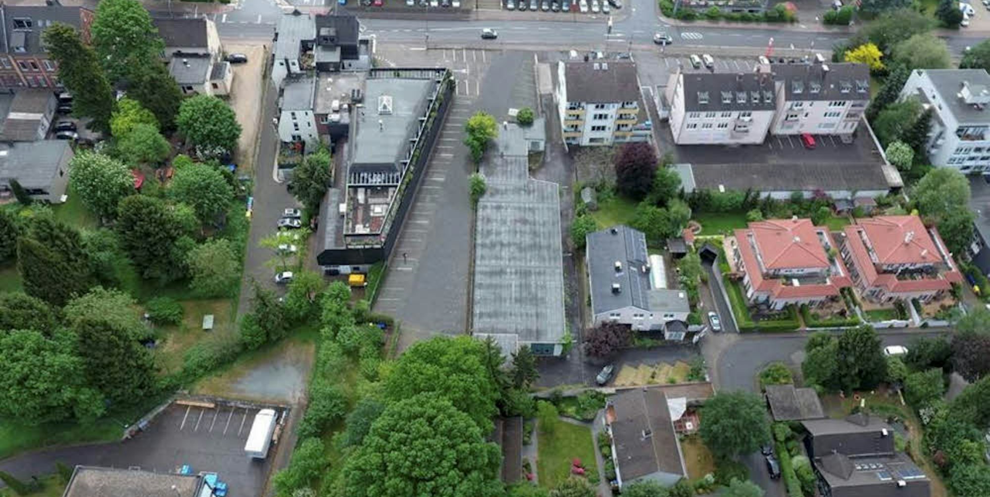 Diese Lagerhalle (Mitte) will die Stadt kaufen, weil sie auf der alten Bahndammtrasse liegt. Links von der Halle befindet sich der Edeka-Supermarkt, gegenüber das Autohaus Opel Gieraths.