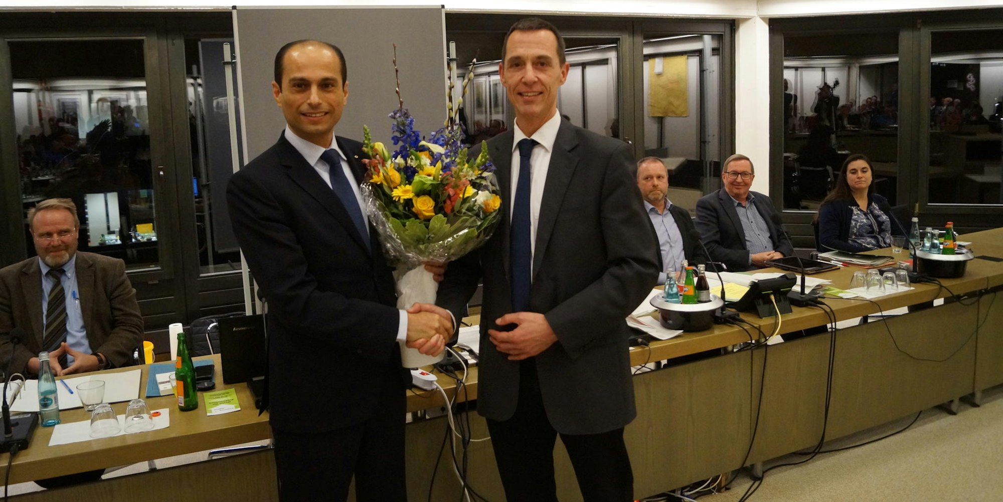 Im Februar 2020 gab es nach der Wahl von Mahmoud Al-Khatib (l.) von Bürgermeister Dieter Spürck noch Blumen.