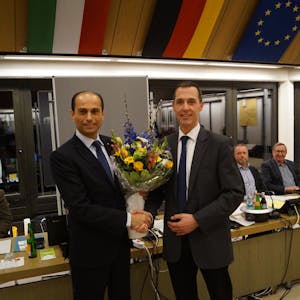 Im Februar 2020 gab es nach der Wahl von Mahmoud Al-Khatib (l.) von Bürgermeister Dieter Spürck noch Blumen.