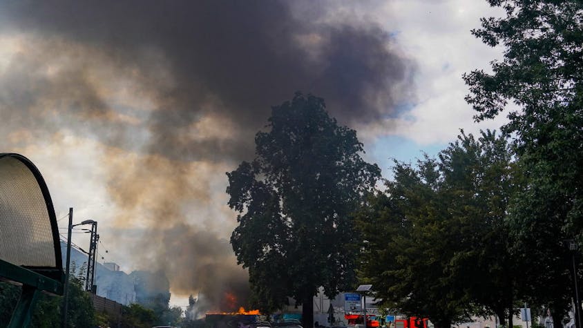 Der Brand in der Schreinerei in Bad Godesberg war im August 2019 weithin zu sehen. Die Werkstatt und das angrenzende Wohnhaus waren betroffen.