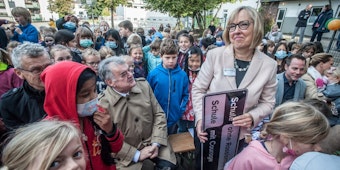Rektorin Gabriele Berger nahm das offizielle Türschild zur „Schule ohne Rassismus“ mit dem Paten und Ex-Schüler der Katholischen Grundschule Leichlingen, NRW-Innenminister Herbert Reul, entgegen.