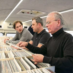 Stöbern und fachsimpeln im Mint-Vinyl-Bus: Michael Lohrmann (links) mit Sascha Engelskirchen und Kurt Ahlefelder von Hifi Engelskirchen.