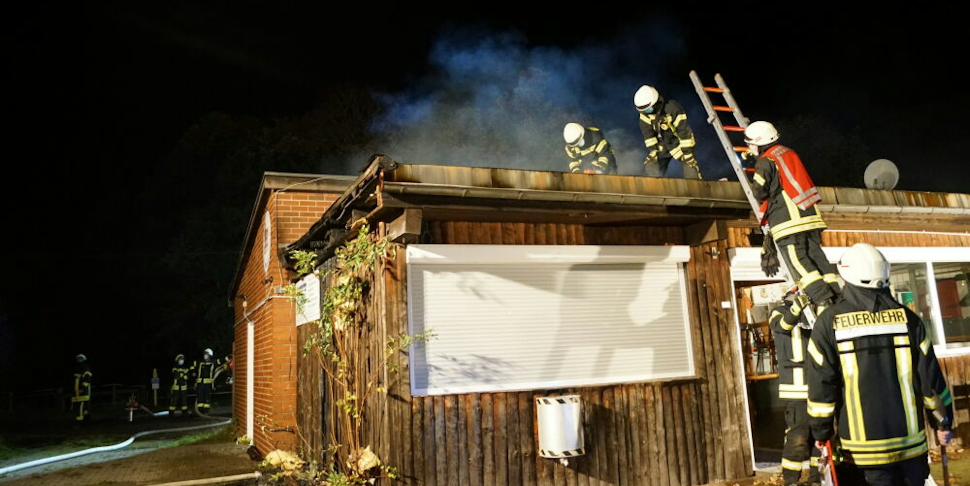 In vier Tagen brannte es dreimal im 1500-Einwohner-Ort. In Flammen ging auch der Anbau des Sportlerheims am 7. November in der Straße Auf dem Katzenberg auf.