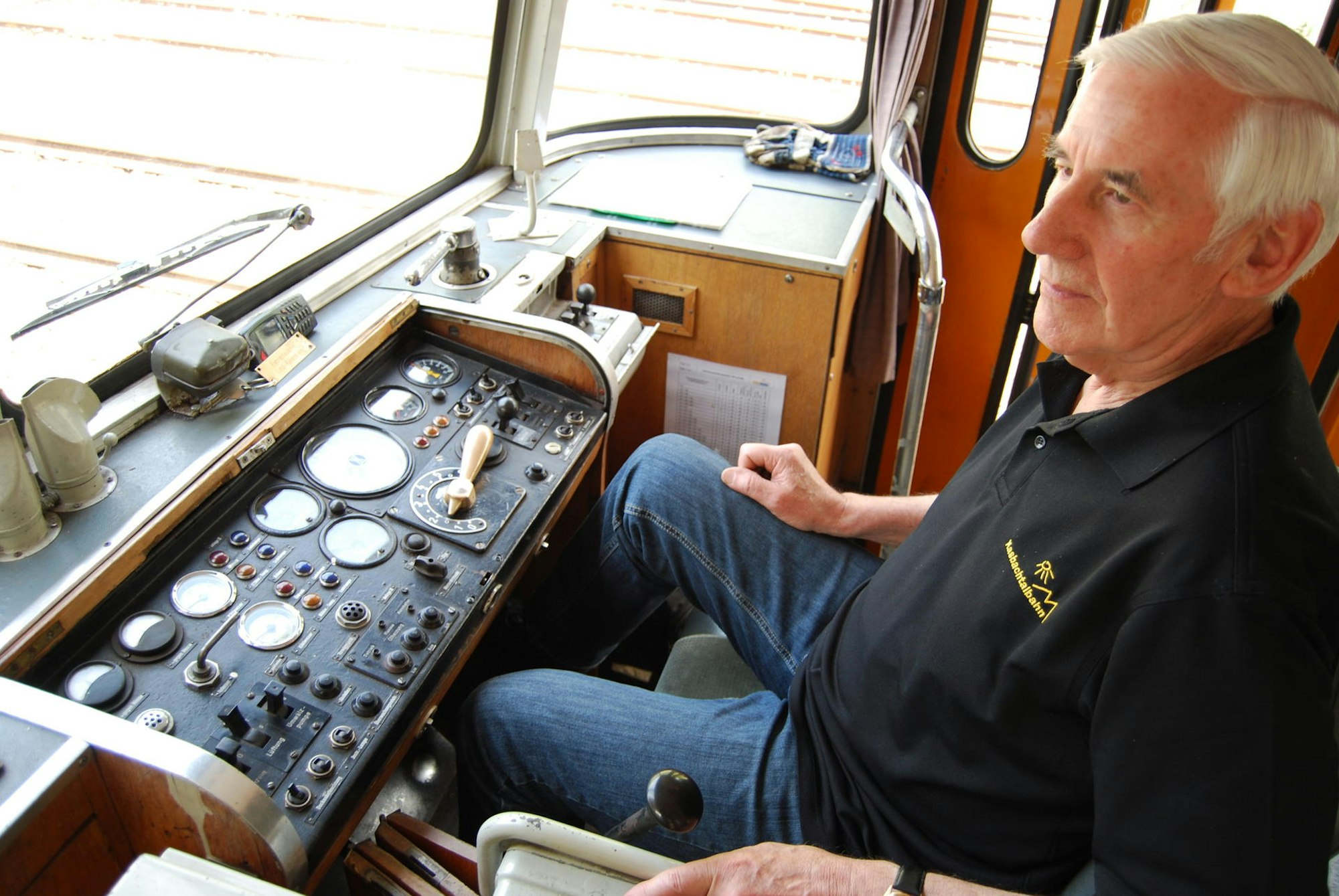 Ein 60 Jahre alter Arbeitsplatz: Jürgen Spiller fährt den Schienenbus zwischen Linz und Kalenborn.