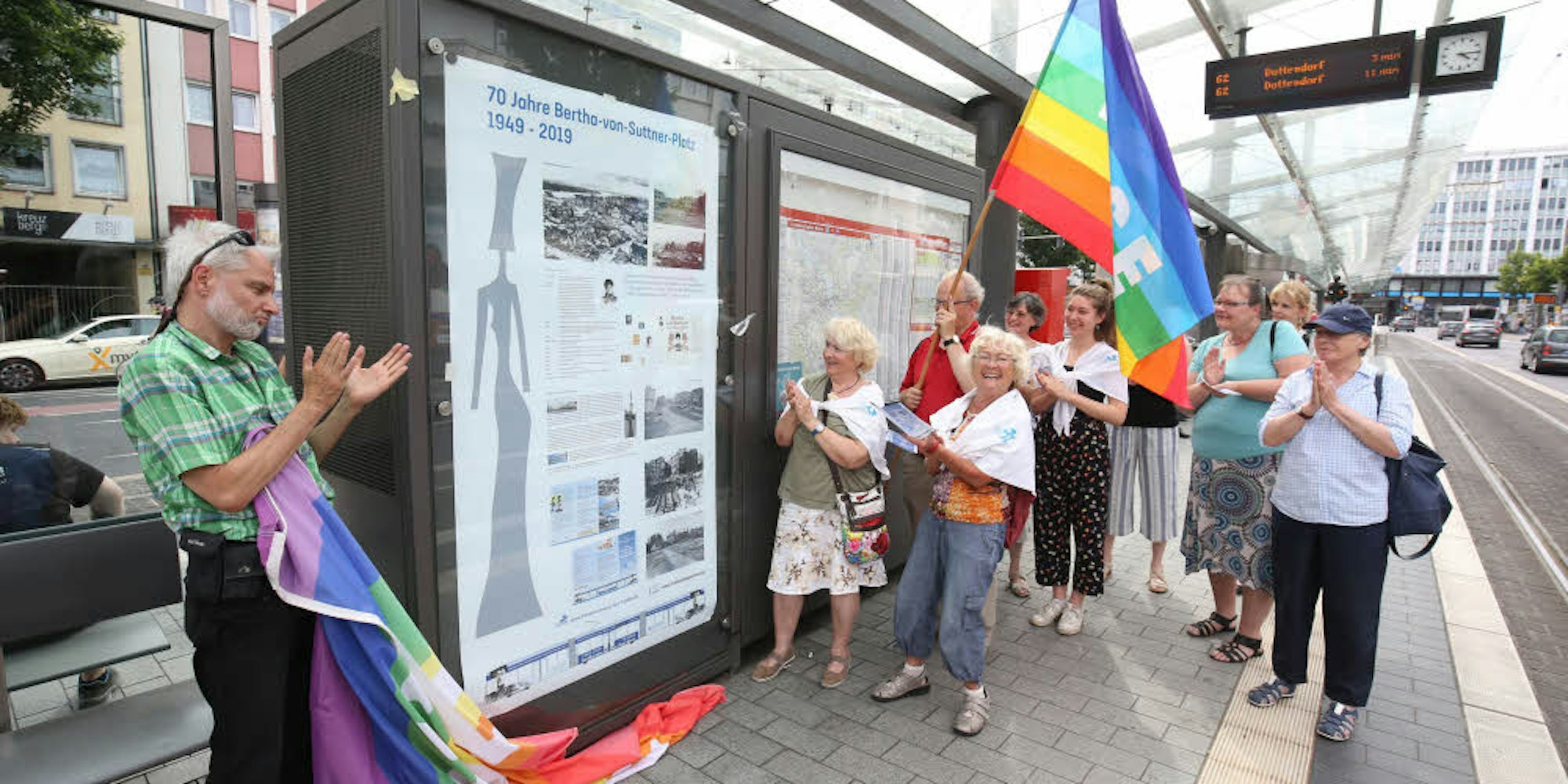In einem Schaukasten an der Straßenbahn-Haltestelle auf dem Bertha-von-Suttner-Platz können sich Passanten über das Leben der Friedensnobelpreisträgerin informieren.