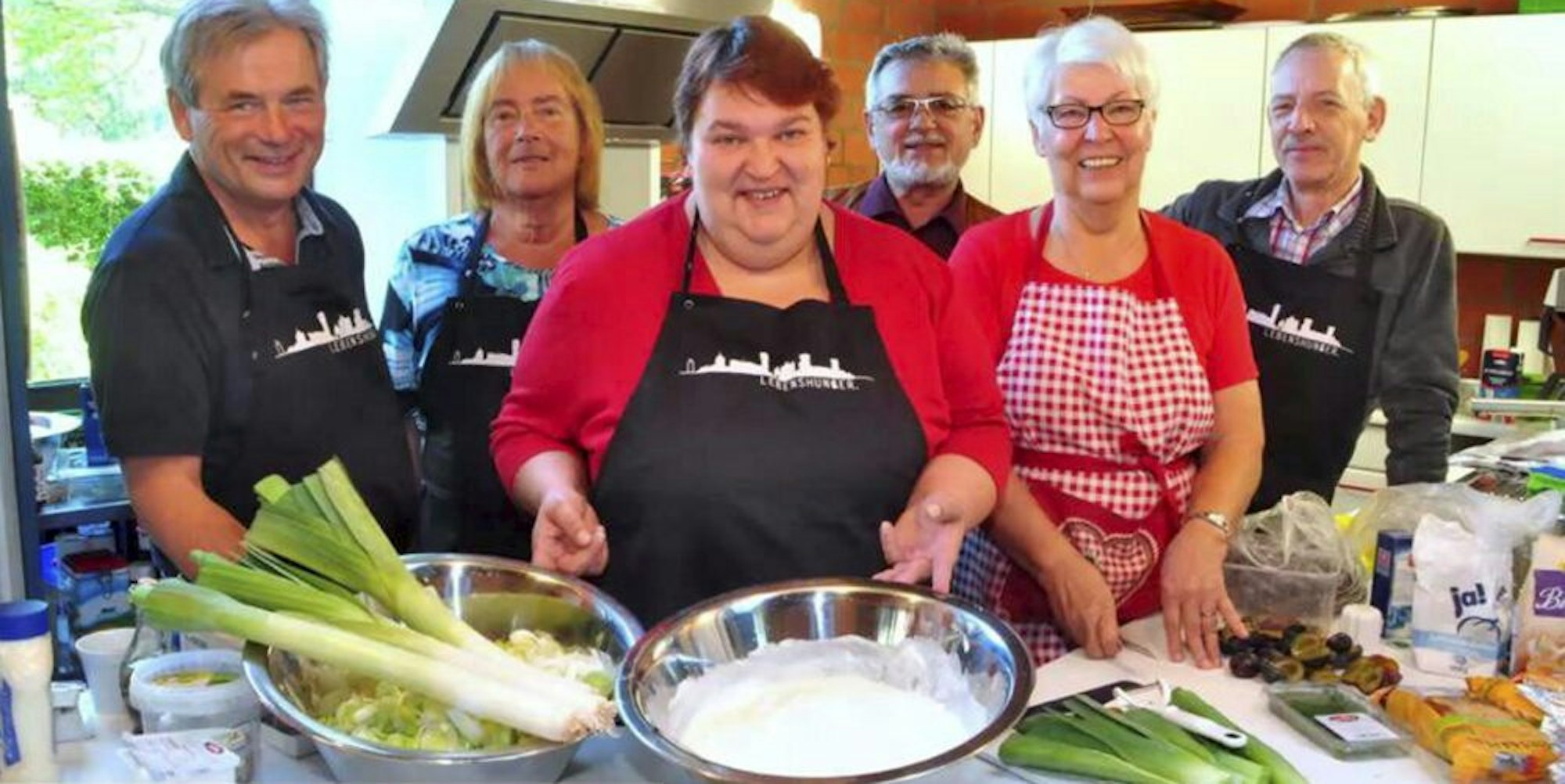 Das Kochteam der evangelischen Kirchengemeinde Lechenich engagiert sich mit viel Spaß an der Sache.