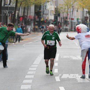Niemals aufgeben: Beim Köln-Marathon haben sich in 20 Jahren Hunderttausende ins Ziel gekämpft.
