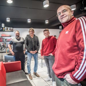 Drahtseilkünstler-Team: Die Fanbetreuer Frank Linde, Rüdiger Vollborn, Sebastian Friedrich und Andreas Paffrath (v. links).
