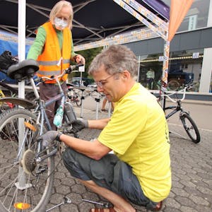 In Bielstein warb die neue ADFC-Gruppe für mehr Fahrradfreundlichkeit und nahm zudem kleine Reparaturen vor.