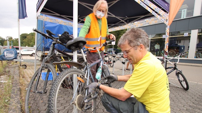 In Bielstein warb die neue ADFC-Gruppe für mehr Fahrradfreundlichkeit und nahm zudem kleine Reparaturen vor.