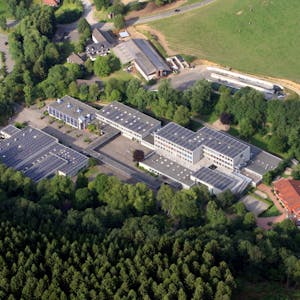 Die Gesamtschule mit Sülztalhalle (links vorne) heute.