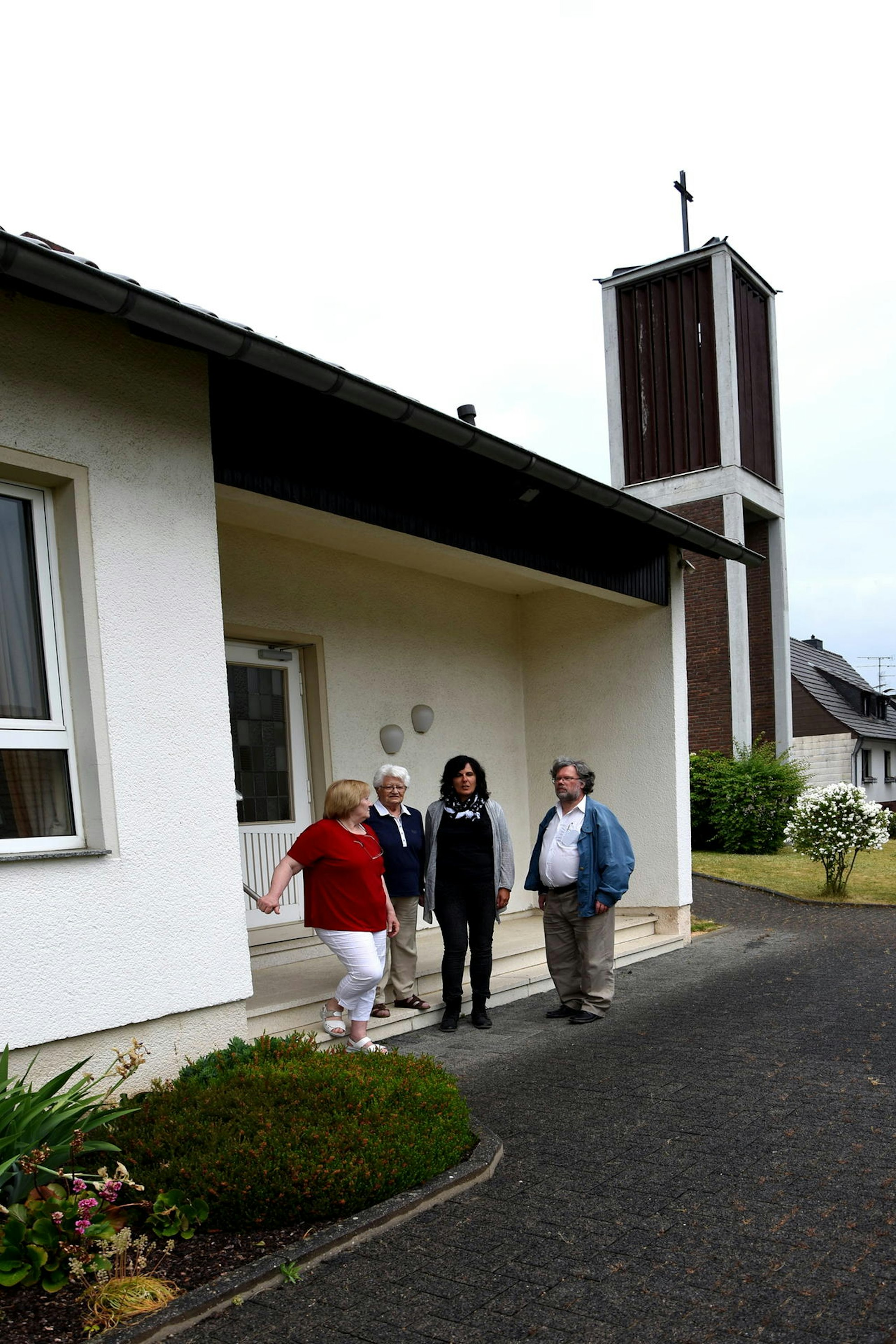Gisela Müller, Waltraud Dennhoven, Elke Friedt und Jochen Gruch vor der Kirche.
