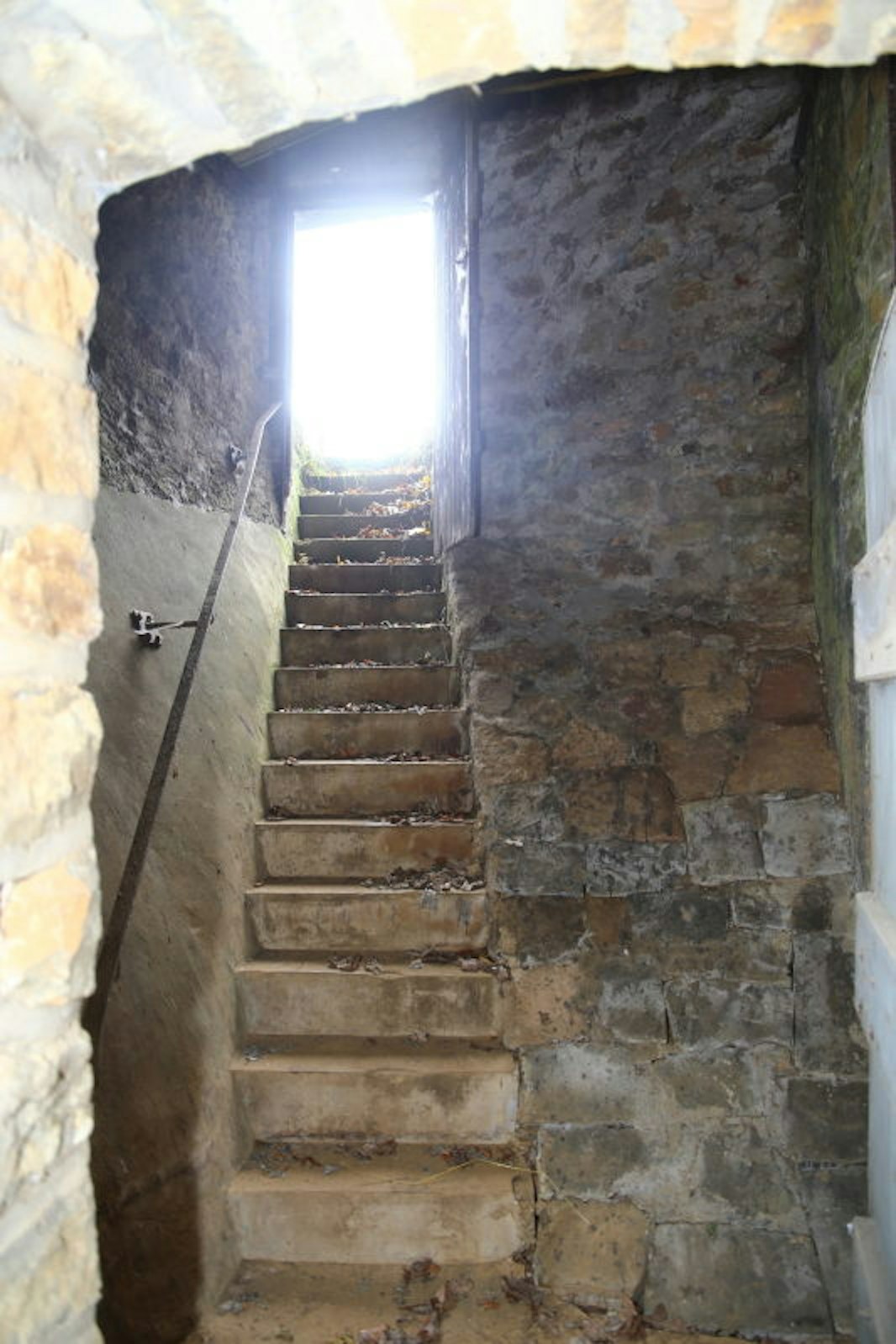 Original ist die Treppe zum Wasserbunker in Schmidtheim.