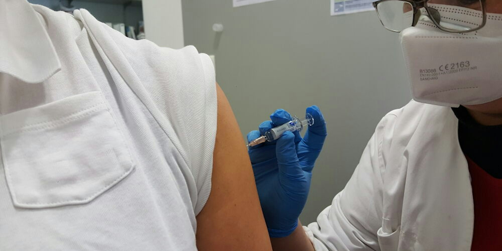 Grippeschutz vom Apotheker: Dr. Markus Reiz und zwei Mitarbeiterinnen haben die Impfqualifikation erworben.