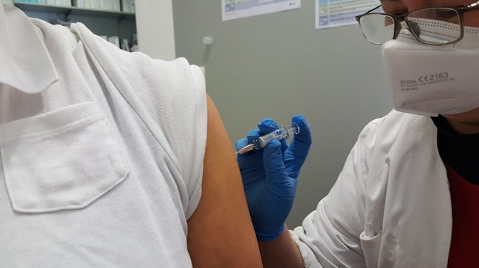 Grippeschutz vom Apotheker: Dr. Markus Reiz und zwei Mitarbeiterinnen haben die Impfqualifikation erworben.