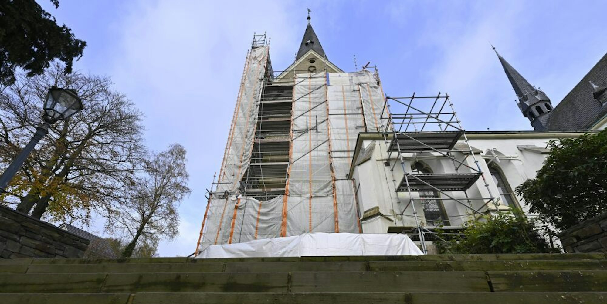 Das Gerüst am Turm der Altstadtkirche wird weiter aufgestockt, weil auch der Turmhelm saniert werden muss.