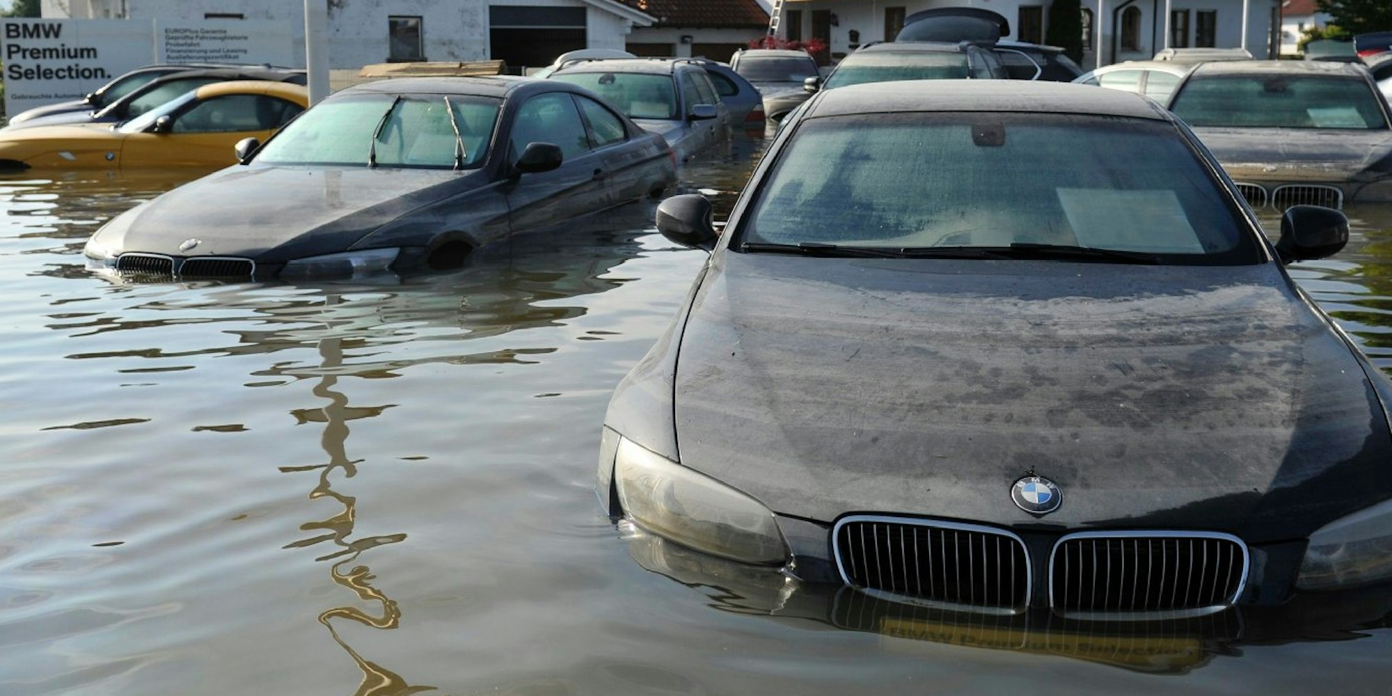 Auch Autos, die nicht ganz versunken sind, tragen bei Überflutung schwere und vor allem teure Schäden davon.