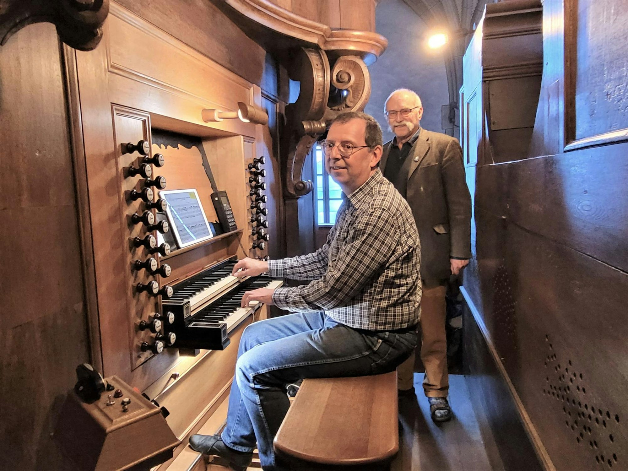Lieben ihre König-Orgel: Organist Andreas Warler (l.) und der Schleidener Pfarrer Philipp Cuck.