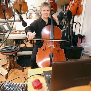 Nur ihre Instrumente leisten der Cellistin Beate Starken derzeit beim Unterricht Gesellschaft.