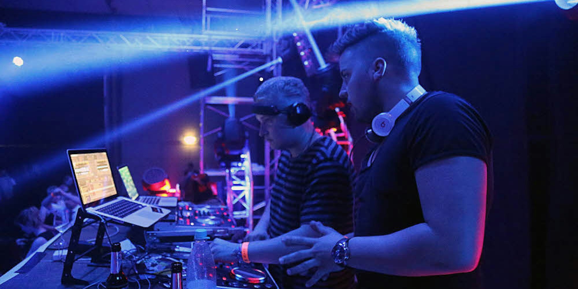 Das DJ-Duo TwoTrak – Michel Fuchs (hinten) und Jonas Sankowsky – begann seine Karriere auf Stufenpartys und Abiturbällen.