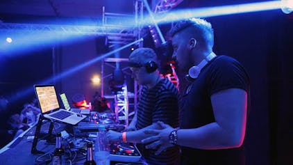 Das DJ-Duo TwoTrak – Michel Fuchs (hinten) und Jonas Sankowsky – begann seine Karriere auf Stufenpartys und Abiturbällen.