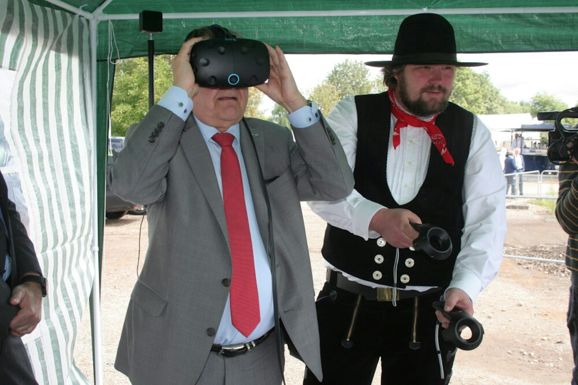 NRW-Innenminister Herbert Reul schaute sich mit einer Virtual-Reality-Brille an, wie die Polizeizentrale aussehen soll und legte mit Volker Mießeler, Martina Voss-Tecklenburg und Frank Rock den Grundstein.