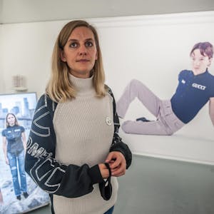 Svenja Wichmann hinterfragt Mode-Konventionen, Werbung und Verkaufsstrategien.