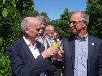 Mit René Böll (links) stieß Muchs Bürgermeister Norbert Büscher auf die neue Straße an.