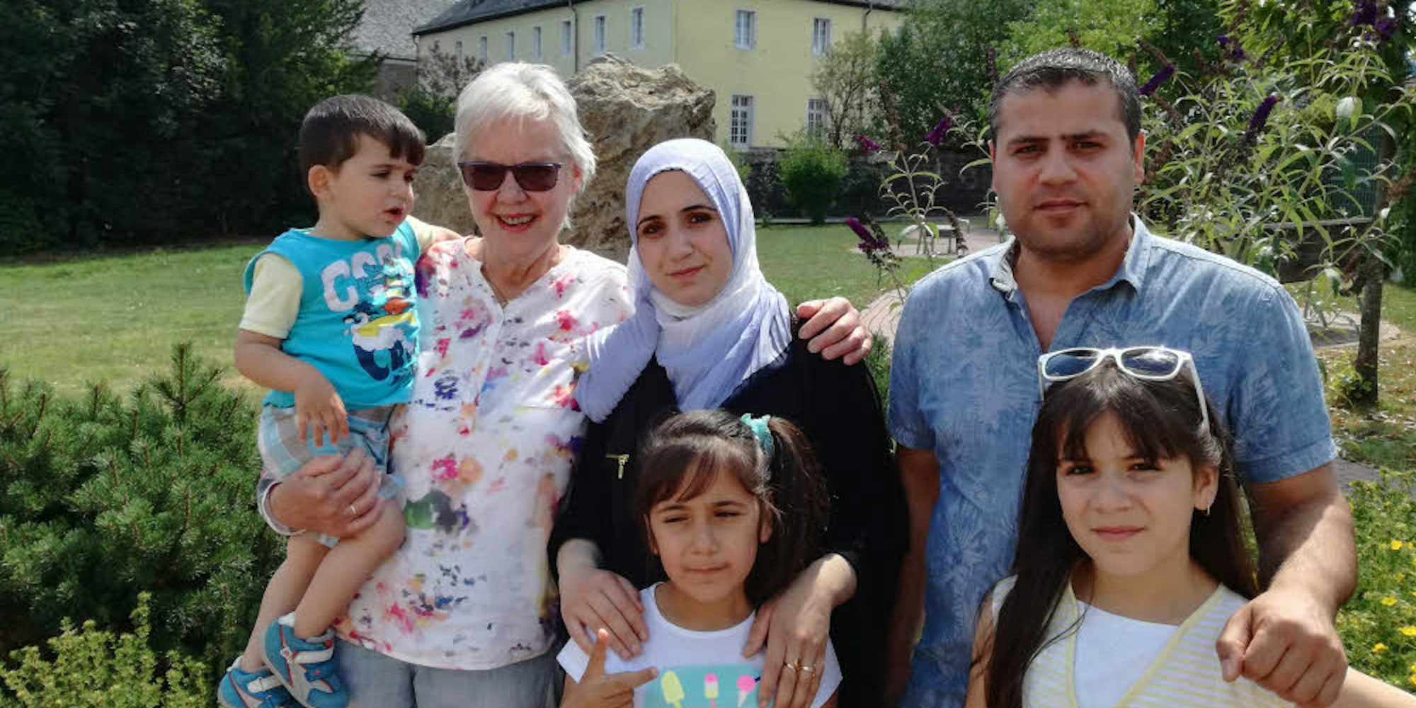 Ehrliche Finder: Die syrische Familie Hussein und ihre Betreuerin Hildegard Lichtinghagen in Marienheide.