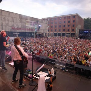 Die Bläck Fööss sangen vor ausverkauftem Konzertgelände auf dem Roncalliplatz.