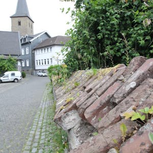 Sanierungsbedürftig ist die Burgmauer im Ruppichterother Ortskern. Mit der Hälfte der Baukosten – 250.000 Euro – wird das Vorhaben aus dem Dorferneuerungs-Programm gefördert.